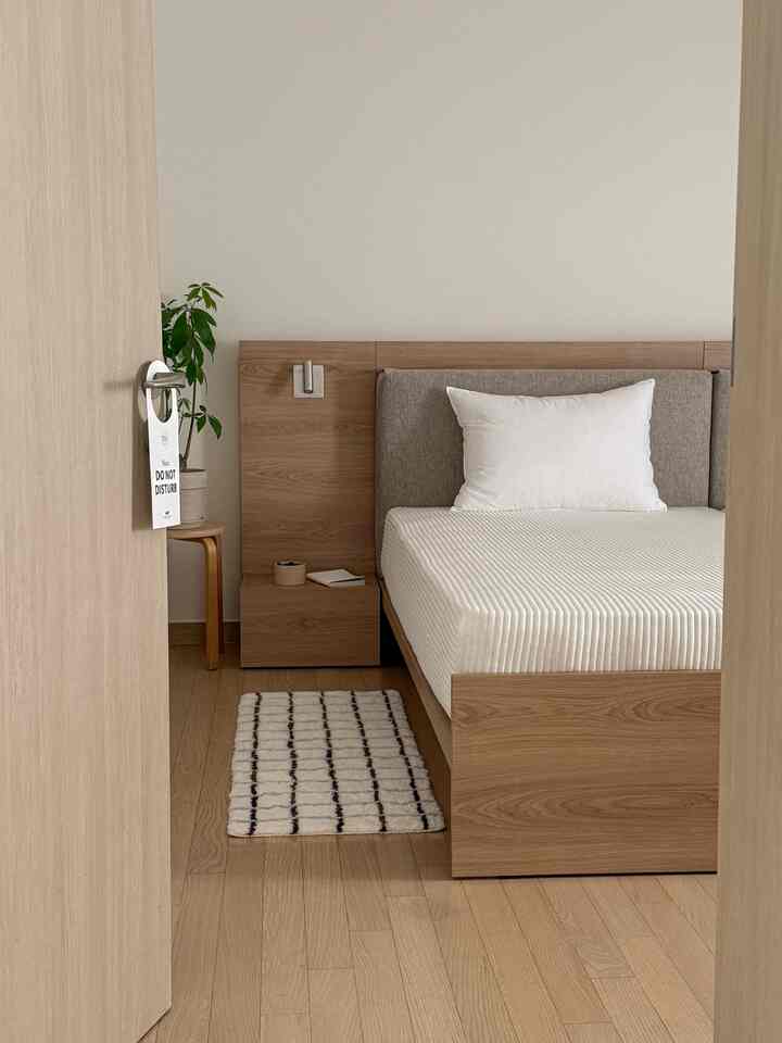 Product Sponsorship | How to Return to a Hotel Every Day?!

Turning my master bedroom into a hotel room 🤍

I've always dreamed of a cozy yet luxurious hotel-like bedroom, and I finally made it happen!

Actually, the master bedroom is the darkest in my house, and the dull color of my previous headless frame made it a space I was desperate to hide.

But after switching to the Slipper Hush Hotel Bed Frame, it's become a space I can confidently show off :)

The warm wood frame and hotel-style fabric headboard create a cozy atmosphere, and turning on the lights really sets the mood...🫢✨

The shelf above the headboard has a light and a charging port,
and the drawer panel lights can be adjusted to your liking, so it's super convenient to just reach out and turn them off before bed.
The sliding drawers are perfect for storing frequently used items, and the outlets keep my charger neatly hidden.

The closed-off design means no more dusting!

One-Line Review: Even a twin bed can look beautiful with a Slipper Hush frame. 🤎

🏷️ Option Information
• Slipper Hush Hotel Bed Frame, Drawer Panel

#Slipper #슬립퍼허쉬 #슬립퍼침대 #슬립퍼호텔침대 #호텔침대 #신혼부부침대 #침대 #침대프레임 #호텔식침대프레임 #우드인테리어 #신혼침대 #신혼집집인테리어 #신혼집거실스타일링 #신혼집 #우드가구 #침실인테리어 #트윈베드 #트윈침대 #침실조명 #침대추천 #우드침대 #화이트우드인테리어 #화이트우드 #식물인테리어 #30평대인테리어 #아늑한침실 #조명인테리어 #안방인테리어 #수납침대 #간접조명
