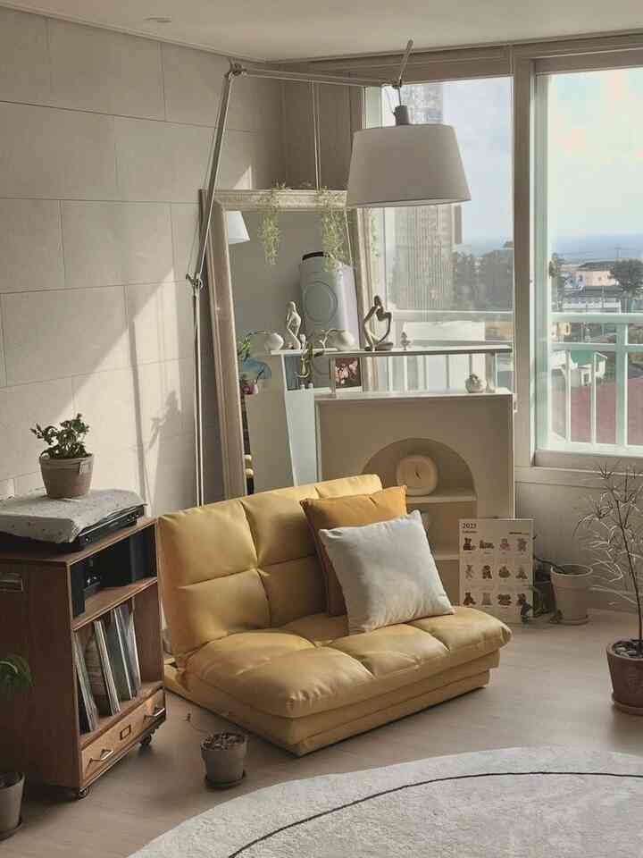 #똑똑한가구배치

Di ruang tamu saya, yang menawarkan pemandangan laut, saya menginginkan sofa tunggal yang benar-benar bisa memeluk saya, bukan sofa untuk membaca dan mendengarkan musik. Dan saya menemukan sofa bed ini, yang sangat cocok untuk tamu kami yang sering datang.💛

🔖 Sofa Bed Market B

Awalnya saya berencana membeli satu yang besar dan menggabungkannya untuk membuat tempat tidur saat tamu datang, tetapi saya pikir yang lebih besar akan terlalu sempit. Jadi saya membeli dua yang lebih kecil dan menggabungkannya saat tamu datang. Dan sekarang saya sangat puas!🤍

Jadi, saya biasanya memiliki satu di ruang tamu dan satu di kamar kecil. Saya menggunakannya secara terpisah untuk membaca atau ketika saya menginginkan sesuatu yang rendah. Sofa ini sangat nyaman!!!!!!

Letaknya bersebelahan dengan kamar LP, jadi mudah untuk berbaring dan menikmati pemandangan laut🌊. Ini luar biasa dalam segala hal💛

#PartisipasiTantangan #쇼파인테리어 #쇼파베드 #신혼집인테리어 #거실인테리어 #거실꾸미기 #거실조명 #거실스타일링 #홈스타그램 #집꾸미기 #20평대아파트인테리어 #20평대인테리어 #제주살이