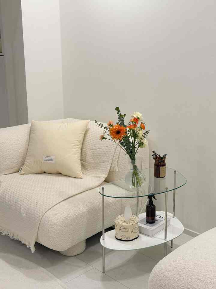 Flowers are an easy way to change the mood of your living room! 
They're a mood changer and a nice touch ☺️
#LivingRoomInterior #콘수프기록집 #화이트인테리어 #꽃인테리어 #꽃병오브제