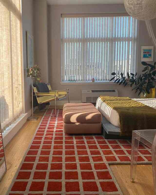 太陽の光が差し込む朝☀️に、すっきりとしたラインと落ち着いたトーンが映えるモダンなベッドルーム。
明るく風通しの良い空間は、ゆっくりとした一日の始まりと静かなひとときにぴったりです🤍

#ModernBedroom #SunlitSpace #BrightInteriors #CalmHome #MinimalBedroom
#BedroomInspo #SoftLight #CleanAesthetic #ModernLiving
#InteriorMood #HomeStyling #EverydayComfort

クレジット: @jennykaplan