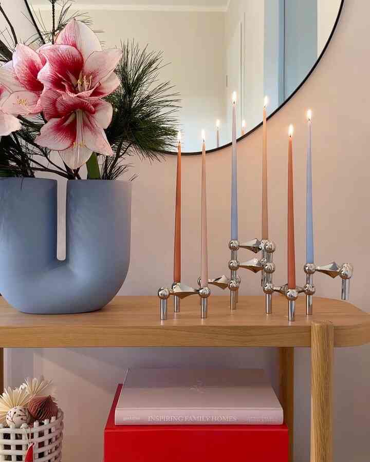 Soft candlelight and delicate florals bring a calm, elegant touch to this cozy corner 🕯️🌸
The mix of warm wood, gentle pastels, and sculptural details creates a timeless and soothing mood.

Credit : @hej_sylwi

#CozyDetails #SoftLighting #HomeDecorInspo