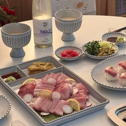 <대방어 홈마카세>
왔어요, 대방어의 계절이 ❄️
겨울철 홈마카세에 대방어가 빠질 수 없죠
회를 먹을 때 원래 간장 + 와사비만 고수하는데
대방어를 먹을 때는 묵은지와 김 조합이 또 예술이거든요 🫶🏻
김, 묵은지, 대방어, 무순, 래디시, 와사비 이렇게 드셔보세요
간장 와사비 파, 초장파는 신세계를 경험하실 거예요 🙈
집에서 초밥 만들 때 초대리 비율은요
식초 2, 설탕 1, 소금 0.5 이것만 기억하면 돼요!
초대리를 가열할 필요는 없고 가루만 잘 녹여주면 됩니다
그리고 따뜻한 밥에 넣어 세로로 섞어주고
넓은 플레이트에 밥을 펴서 온도와 수분을 날려주는 게 포인트예요
샤리를 흐트러지지 않게 모양만 살살 잡아주고 회를 올리면
전문점까진 아니어도 제법 그럴싸한 초밥이 나와요 🍣
오늘 페어링한 술은 지란지교인데
방어랑 정말 찰떡궁합이네요,,🤍
방어에는 막걸리, 아니면 복분자 페어링 꼭 기억하세요 ✊🏻
#홈마카세 #대방어 #방어 #홈파티 #홈파티메뉴
#플레이팅 #테이블웨어 #디마르세 #예쁜그릇 #예쁜접시
#예쁜템최고야 #콘수프기록집 #온더테이블 #맞팔 #ftc3기 
