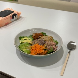 #오홈스토랑 연말 모임 후 속 편하고 든든한 한 끼 🥑🥗
연말이라 여기저기 모임이 잦아지면서 맛있는 걸 많이 먹게 되는 요즘이에요! 입은 즐겁지만 속이 더부룩할 때가 많죠. 그래서 어제 저녁 한 끼는 냉장고 재료들로 건강하고 프레시하게 차려 먹었답니다.
접시에 상추 듬뿍 깔고 갓 지은 잡곡과 아보카도, 당근라페, 참치 그리고 건강에 좋은 낫또까지 올려주면 끝! 볶은 김치 한 점 곁들이면 따로 간을 세게 안 해도 감칠맛이 폭발해요.
낫또는 호불호가 갈릴 수 있지만 이렇게 신선한 채소랑 아보카도랑 같이 비벼 먹으면 정말 고소하고 부드럽답니다.
재료 손질이 조금 귀찮을 순 있어도 한 그릇 비우고 나면 내 몸에 좋은 일을 한 것 같아 기분이 참 좋아져요💪
다들 잦은 모임 속에서도 건강한 한 끼 챙겨 드시면서 따뜻한 연말 보내세요! ✨
#비빔밥 #건강식단 #포케 #낫또 #아보카도 #홈쿡 #오늘의식탁 #간단요리 #집밥 #식단관리 #클린식 #연말 #데일리 #소통 #맞팔 #요알못 #플레이팅 #예쁜템최고야 #예쁜그릇 #덴비 #다이어트식단 #혼밥메뉴 #혼밥 #오늘의우리집 