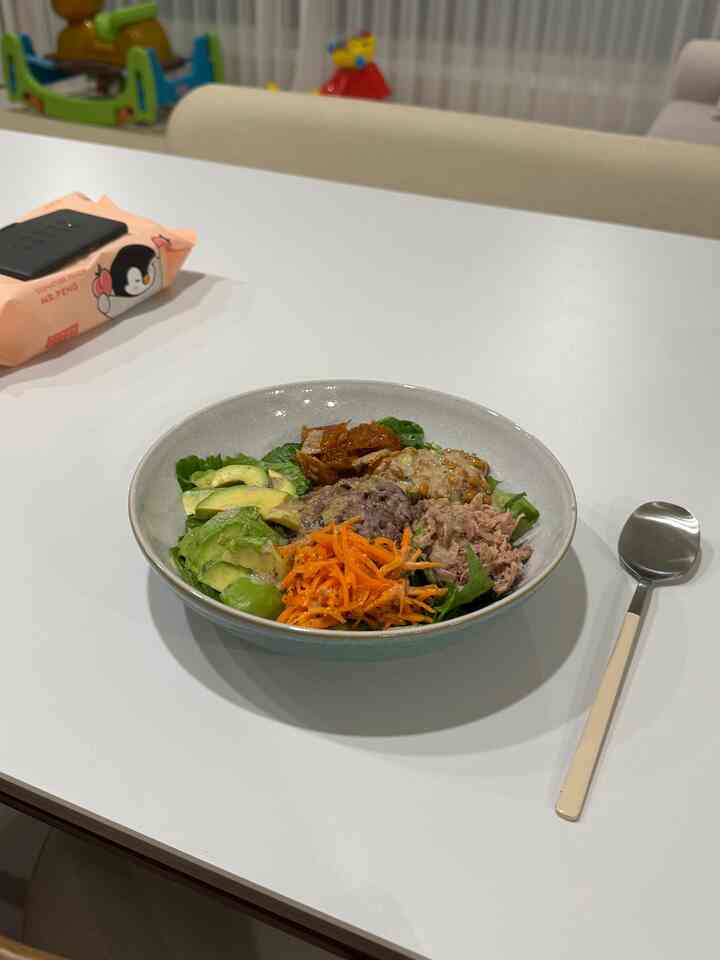 #オホムストランの年末の集会後、続々と心強い一食 🥑🥗

年末なのであちこちの集まりが頻繁になり、美味しいものをたくさん食べるようになる最近です！口は楽しいですが、中がよりブルックする時が多いですね。それで昨日の夕食は冷蔵庫の食材で健康でフレッシュになって食べました。

皿にレタスたっぷり敷き、作りたての雑穀とアボカド、にんじんラペ、マグロ、そして健康に良い納豆まで上げれば終わり！炒めたキムチ一点添えば、別に肝臓を数えなくてもコクが爆発します。

鎌や呼び火が分かれることがありますが、こんなに新鮮な野菜やアボカドランのように煮込んで食べると本当に香ばしく柔らかいです。

材料のお手入れがちょっと面倒くさいといっても、ボウルを空にしたら、私の体に良いことをしたようです。

みんな頻繁な集まりの中でも健康な一食をお召し上がりながら暖かい年末をお過ごしください！ ✨

＃ビビンバ 