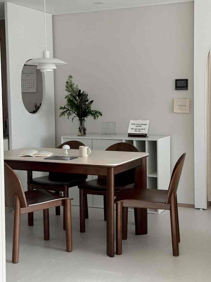 I'm spending my days at the ING Goat dining table, which brings warmth to my home. 🤎

The natural, sophisticated frame in toffee brown brings out the natural grain of the rubberwood, creating a luxurious and classic feel. ◡̈

The tabletop is quiet, stable, and resistant to vibration. It's also heat, dirt, and scratches, so I can use it without worry! Are the chairs uncomfortable? Not at all! I was worried my butt might hurt, but the backrest gently hugs my back, and I feel a sense of stability when my thighs, calves, and feet touch it. ✨

#DiningTableInterior #식탁추천 #세라믹식탁 #원목식탁 #4인용식탁