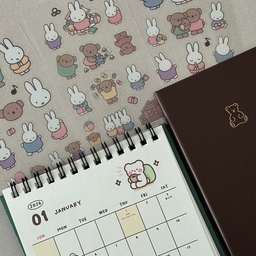 연말에 하는 마지막 소소한 쇼핑샷🛍️🤳
오후에 다이소를 오랜만에 다녀왔어요🛒
사야할 품목을 적어가긴 했는데 갑자기 산 것도 있고, 사고싶은데 발견 못한 것도 있었네요!
남편이 운동에 처음으로 재미를 붙이는 중이라
달력이랑 스티커를 사와봤어요😆
헬스장에서 시간이 잘 간다고 말하는게 첨이라 더 북돋아주고 싶어요!
현관 수납장이 열면 항상 어수선해서 정리함을 사왔는데, 사고나니 더 큰걸 살걸 후회되네요🥹
뚜껑에도 적재할 수 있고 닫고 그냥 써도 되니까 좋아요!
야금야금 쇼핑 겸 살림 정리하며 내년도 재밌게 지내봐야겠어요📨
하루만 더 지나면 25년 마지막 날이네요🥹
다들 새해에는 더 좋은일만 가득하셔요♥️
#콘수프기록집  #맞팔 #맞팔해요 #맞팔환영 #다이소템 #다이소문구템 #다이소스티커 #다이소수납 #다이소정리함 #수납정리함 #문구템추천 #쇼핑샷 #쇼핑아이템 #다이소쇼핑 #팬트리수납 #팬트리수납템 #수납함 #가성비수납템