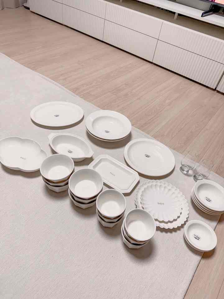 新婚旅行の器でどんなものを買うか〜本当に悩んでいましたが、南大門市場にデパートブランドの器を買うことができる場所があるので、見物してみましょう。欲しい✌🏻

️⭐️プレート：シラクスフリーズ＆ニューヨークライン
- 購入 : 南大門市場現代基物
➡️のレビュー：https://m.blog.naver.com/gomazing_/223796100117

💌インテリア＆サリム＆子育てコミュニケーションをとりましょう🙏🏻

＃家の飾り