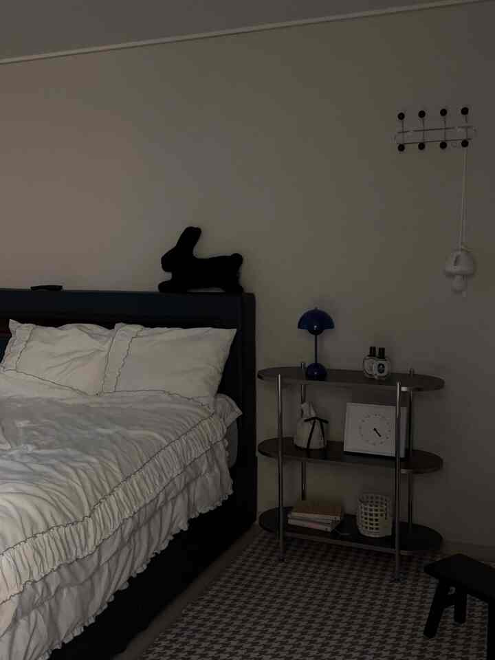 Jarum menit pada jam yang dipatahkan anak sulungku adalah noda pada giok...
Dengan kedatangan anak kedua kami, ini adalah bagian dari kamar tidur kami yang akan kami pertahankan sampai kami dapat memasang kembali tempat tidur bayi.

#RuangSaya #아기가사는집 #아이있는집 #침실인테리어소품 #침실인테리어 #미니멀인테리어