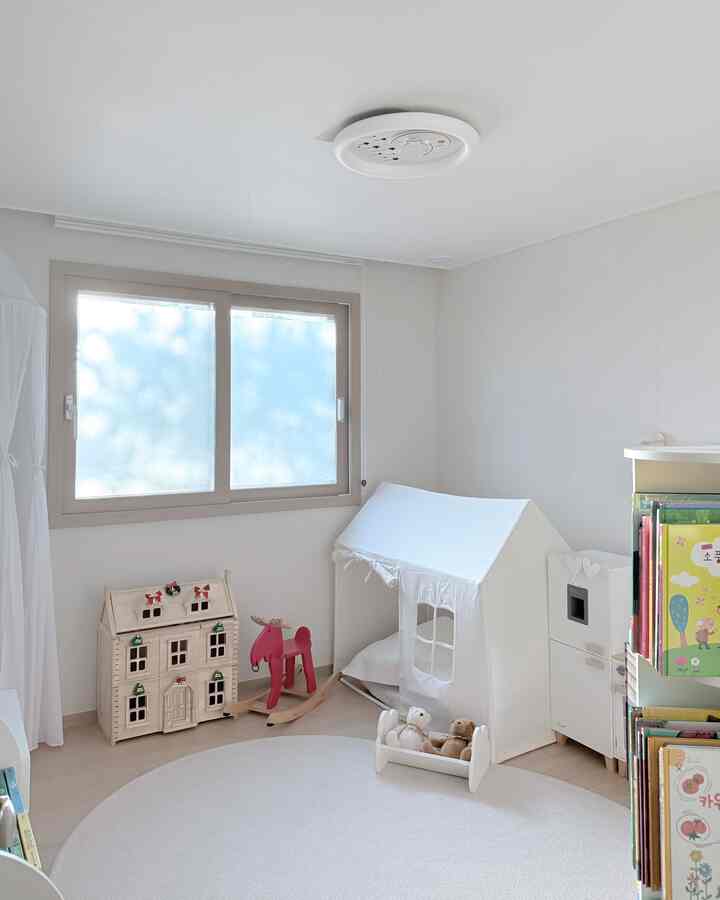 照明一つ変えるだけなのに子供部屋の雰囲気がこんなに変わるはずだよ✨
やさしく広がる暖かい光だから遊ぶ時も、休んで本を見る時もふわふわで月と星ポイントのおかげで子供がとても好きです 💛💫

＃コンスープ記録集＃かわいいテム最高屋＃今日の家＃子供の飾り

