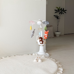 집 꾸미기를 좋아하는 엄마로써 꾸꾸 용품을 고를 때에도 엄청나게 고민을 하게 되더라구요🤔
아기 있는 집 필수템인 타이니 모빌을 준비하려 했는데 제 눈에는 안예쁜거 같아 한참을 고민했어요..!
근데 코니스에 제 취향 저격한 모빌이 있더라구요😆
저는 꾸꾸가 동물을 좋아했으면 하는데 수아브 모빌 인형이 동물이라 너무 귀엽지 않나요..🤍 게다가 인형에 자석이 있어서 아기가 누워서 인형을 제대로 볼 수 있도록 한 점도 너무 좋았어요..! (흑백 모빌은 덤)
또 건전지랑 어댑터 모두 가능해서 진짜 잘 쓸거 같아요..🫶🏼
그리고 원형러그는 무조건 마리데인거 아시죠?
매쉬 속통이라 커버랑 속통 모두 세탁이 가능한게 너무 좋았어요!
예쁜건 당연하구요🤭
마리데 원형러그에 꾸꾸가 누워있을 생각하니 너무 설레네요🤍
• 원형러그 - 마이리틀데이지
원형 누빔 레이스 커버 / 3D 매쉬 속통
• 모빌 - 코니스
수아브 모빌
#콘수프기록집 #예쁜템최고야 #아기방꾸미기 #아기용품 #아기가있는집 #모빌추천 #동물모빌 #타이니모빌 #감성육아템 #거실인테리어 #아기방인테리어 #감성소품 #원형러그 #아기러그 #마이리틀데이지 #미니멀인테리어 #맞팔 #구축아파트리모델링 #구정마루 #젠틀판타지 #베스띠벽지 #예비맘 #출산선물 #아기용품추천 #아이방꾸미기 #아이방꾸미기소품 