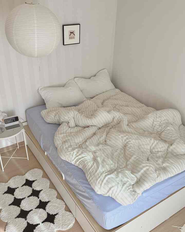 After bringing in the lift-up bed,
my husband's bedroom was transformed into the child's bedroom 🩵

The mattress is 25cm high, so it felt a little high at first,
but since my child turned 10 this year, it's not too uncomfortable.

In fact, I love the feeling of stability when lying down in bed. ✨

The biggest changes since bringing in this bed are:
✔️ My child has successfully learned to sleep independently.
✔️ There's definitely more storage space under the bed.

Now that the storage space in my child's room has been completely taken care of,
the room is much cleaner, and my child feels like it belongs in his own space. 😊
Even his bed looks more mature!

#CornSoupRecord #오늘의우리집
#KidsRoomDecoration #아이방인테리어 #초등학생방
#KidsBed #리프트업침대 #수납침대
#SeparateSleeping #키즈룸 #키즈인테리어
#RoomDecoration #집꾸미기 #수납아이디어
#BedroomInterior #홈스타일링

