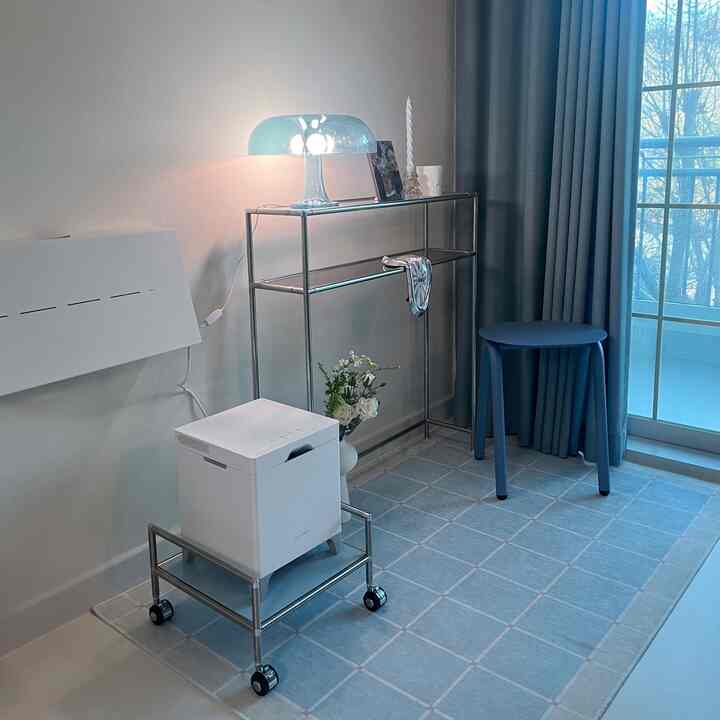 #콘수프기록집 #살림살이

Aku sudah menahan dingin dan kering, dan akhirnya mendapatkan pelembap udara!

Setelah melihat angka penjualan dan ulasan, aku memilih merek bernama CarePot. Ini adalah produk produksi dalam negeri yang dijual di seluruh dunia!
Yang terbaik dari semuanya, bentuknya yang sederhana mudah dibersihkan, dan bahan penyangganya yang berkualitas tinggi membuatnya nyaman dan andal untuk digunakan :)

Namun, ukurannya agak besar untuk rumah kami yang mungil seluas 70 kaki persegi, jadi aku tidak punya tempat yang bagus untuk meletakkannya, jadi aku membeli kotak penyimpanan beroda.

Aku senang dengan itu karena aku berencana untuk memindahkannya dan tetap menyalakannya!

#RekomendasiPelembapUap #케어팟가습기 #케어팟x50v #겨울의우리집 #가습기받침대 #신혼집꾸미기 #선팔하면맞팔 #선팔맞팔 #맞팔환영 #맞팔해요