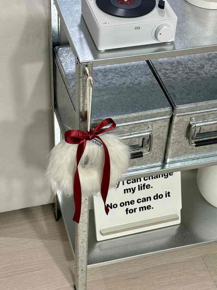 #예쁜템최고야 #콘수프기록집 

▫️ナビダードミニグリーンチリース15cmスノー

1月1日に投稿
青い餅の写真ではありません。
ミャンマーミニグリーンチリース写真

新年だと餅は食べても
感性はまだクリスマスに置きたかったかな…。
だから木に歩いてみましょう🎄

年末を過ぎても
こんなふわふわはずっと見たいじゃないよ☺️
1月にも十分似合う
白冬の感性リース🤍

見えない緑の毛に
ワイン色のリボンまでぴったり… ！
これはちょうど冬の感性そのものです🤍  #리스              #메종드룸룸 