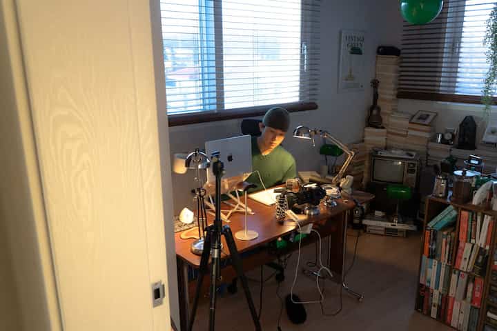 木目調とヴィンテージ小物が調和したホームオフィス書斎、デスクで在宅勤務中の様子