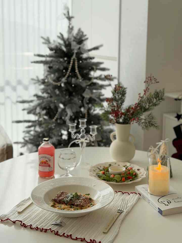 木を入れたら、赤いショットは茶色の軍用です。
しばらく前に食べたステーキパスタとリースサラダ 
ステーキ用チェントサル冷凍肉を買ったので食べないで
一パックずつ解凍して焼くと、もっともらしい食事が出来上がります。 
本物の大ざっぱなクリームパスタですが、ステーキを上げると結構大丈夫に見えませんか？ ㅎㅎㅎ  #파스타 #홈브런치 #브런치 #플레이팅 #빌레로이앤보흐 #키친크로스 #소통 #맞팔 #선팔 