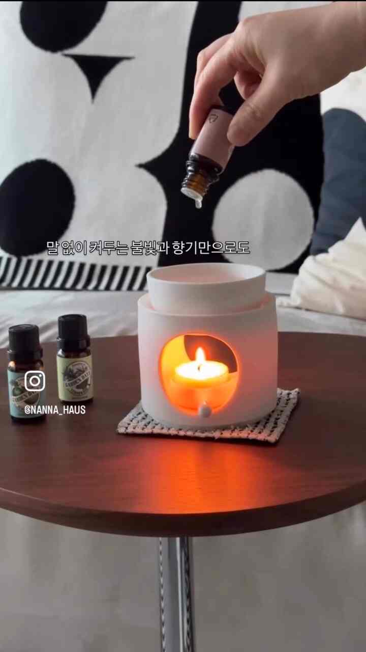 今日の一日を整理する時間
静かに火をつけます🕯️

小さな光の一つで
空気の決が変わるのを感じます😌

水の上の油の数滴
香りがゆっくり目覚める瞬間

今日も苦労しました。
お香に休む夜 🌙


#コンスープフィルム #아로마오일버너 #아로마오일 #아로마테라피 #아로마버너 #향테리어 #맞팔 #오늘의가든 #불멍
