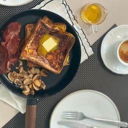 아침 메뉴는 프렌치토스트🤎
버터 녹는 속도나 빵 가장자리 색이 예쁘게 잡히는 걸 보면
팬 차이가 은근히 크게 느껴져요.
블랙 컬러라 음식 색이 더 또렷하게 살아나고,
우드 손잡이는 손에 잡히는 감촉이 편해서
조리하다가 그대로 테이블에 올려도 어색하지 않더라고요.
열이 고르게 올라가서 한쪽만 타지 않고,
팬 바닥이 안정적이라 플레이팅까지 깔끔하게 마무리했어요.
요리하고 바로 담아내는 걸 좋아하신다면 이런 팬이 잘 맞을 것 같아요.
#콘수프기록집 #예쁜템최고야 #홈브런치 #프렌치토스트 #아침식탁 #홈카페 #주방용품 #후라이팬 #블랙팬 #우드손잡이 #테이블플레이팅 #커피잔 #빌레로이앤보흐 