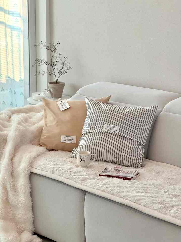 Ruang tamu yang nyaman dan hangat ☁️🤍

Dingin sekali, aku hanya ingin berdiam diri di dalam seperti Rapunzel. Haha

#CornSoupRecord #오늘의우리집 #메종드룸룸 #쿠션커버 #쿠션 #쇼파쿠션 #쿠션커버추천 #쿠션인테리어 #쿠션스타일링 #소파쿠션 #침대쿠션 #쿠션추천 #침실인테리어 #침실스타일링 #거실인테리어 #소파인테리어 #블랭킷추천 #겨울인테리어 #새해맞이 #맞팔

