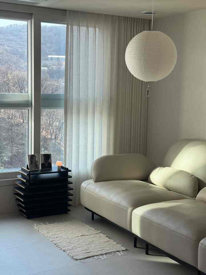 #나다운공간

After school or after work,
it's always the first place I lie down.
(isfp = lie down-p-p-p)

My most personal space
It's right here!!!!

#LivingRoomInterior #소파추천 #아기있는집 #아이있는집거실 #아이있는집 #미니멀인테리어 #툭선반 #블랙가구 #거실조명 #미니멀스타일 #스타일링팁 
#LivingRoomRugs #러그추천 #휴식공간 #거실꾸미기 #거실스타일링 #거실러그 #거실수납장 #거실인테리어소품