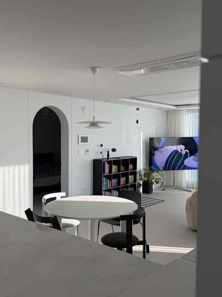 Ruang tamu bermandikan cahaya keemasan musim dingin!
Sebagai persiapan liburan, saya memindahkan sofa ke belakang dan mengeluarkan rak buku, dan sekarang ruang tamu terlihat lebih luas ✨🤲🏻✨ Dan beberapa mainan gantung yang lucu!

#BabyHome #아이가있는집 #거실인테리어 #아파트인테리어 #모던인테리어 #블랙인테리어 #블랙포인트 #블랙가구 #유아책장 #거실책장 #원목책장 #모빌 #오브제 #인테리어소품 #티비거치대 #오늘의우리집 #콘수프기록 #오늘의집 #오늘의집크리에이터 #스페셜크리에이터