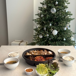 새해에도 잘 먹고 잘 살자! 🙌🏻
새해가 되었어도 내사랑 트리는 아직 함께🥰
애정하는 항아리 보쌈에서 족보세트 시켜서
신나고 야무지게 둘이서 한식 파티🎉
2026년은 더 건강하고 기쁜 일 가득한
한 해가 되길 소망하며-
#콘수프기록집 #살림살이 #새해맞이 #한식밥상 #맞팔
#크리스마스트리 #화이트오너먼트 #거실다이닝룸 #신혼집
#시라쿠스메이플 #시라쿠스접시 #휘슬러 #스텐수저세트
