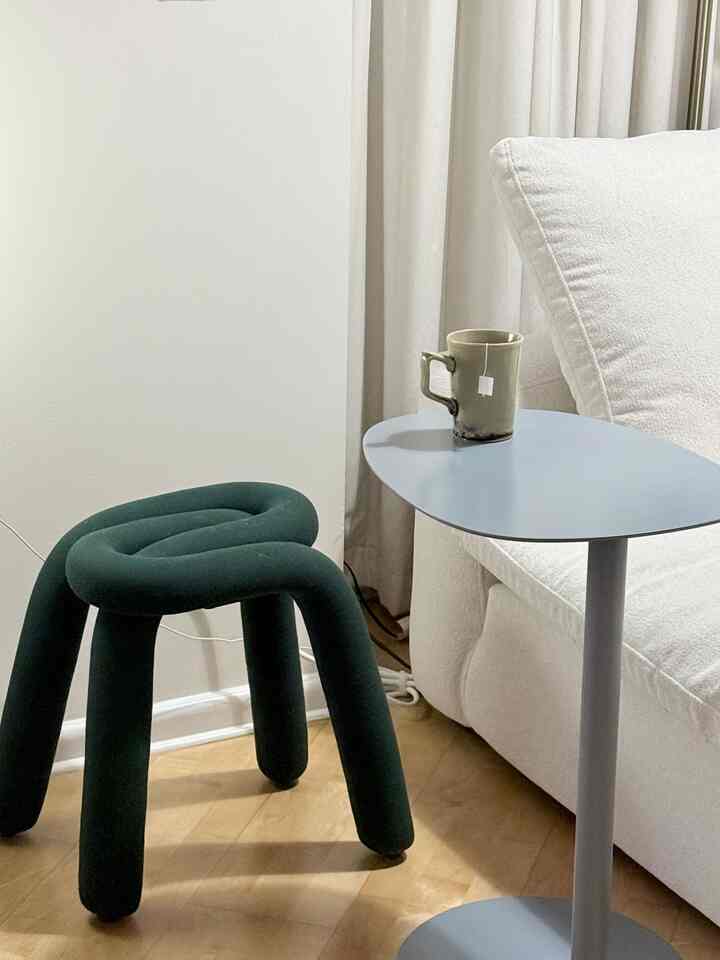 A quiet night, softened by light 🌙

White walls, flowing curtains, and simple shapes resting in the glow.
A green stool adds just enough contrast —
proof that one color is all it takes to shift the mood of a space.

⸻

#OhouseGlow
#nightathome #softlighting #modernhome
#greenaccent #whiteinterior #cozycorners
#minimalstyling #homeaesthetic
