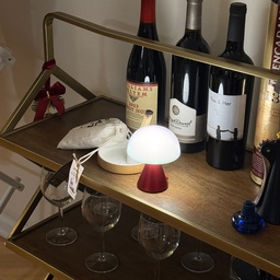 Soft light, slow sips 🍷
A mini lamp glowing on the bar cart,
wine glasses ready for the evening,
and just enough light to make the moment feel unhurried.
⸻
#OhouseGlow
#barcartstyling #winemoment #softlighting
#cozyathome #eveningritual #homeaesthetic
#smallcorners #slowdown
