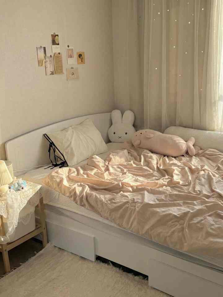 I went to my parents' house this weekend,
and now, I feel like there's no place more comfortable than my own home. ㅎㅎㅎ It's so relaxing and fun to do whatever I want.💛

Oh, by the way, I just made an Instagram account. Is there anyone who wants to follow me back? 🫶🏻 I'll take any new followers〰️

#CornSoupRecord #오늘의우리집 #원룸인테리어 #침실스타일링 #차렵이불 #베개커버 #감성소품 #감성인테리어 #선팔맞팔 #맞팔환영 #일상기록