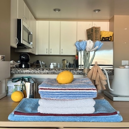 Everyday rituals, styled simply 🍋
Folded Kotona towels on a beige wooden cabinet,
a coffee pot resting on a wooden trivet,
and a lemon waiting to brighten the moment.
Small details, thoughtfully placed —
that’s what makes daily routines feel special.
⸻
#OhouseGlow #OhouseStyling
#kitchencorner #coffeehome #dailyritual
#woodtones #neutralhome #simpleliving
