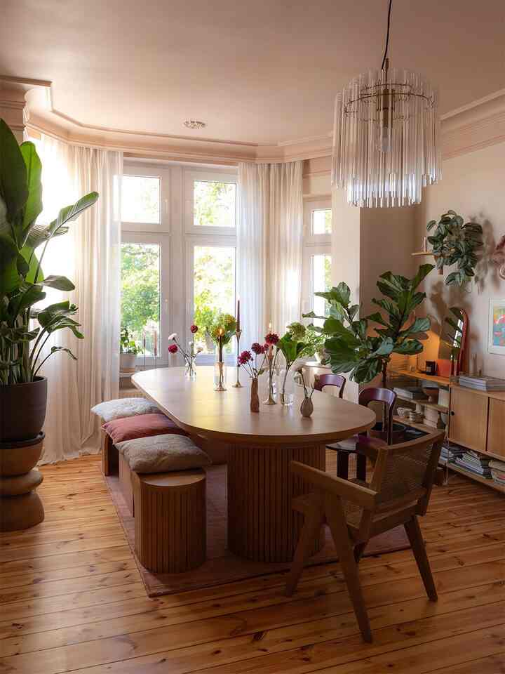 Where natural light meets greenery and warm textures.
A dining space designed for everyday moments, not perfection.

Credit:@Caropeony
#NaturalInteriors #GreeneryAtHome #SoftMinimal #ModernDining
#HomeStyling #InteriorMood #LiveBeautifully #DesignInspo