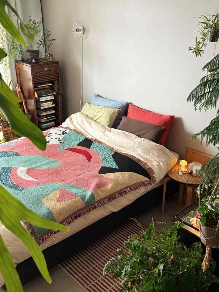 After a New Year's cleaning,

I changed my bedding.

Just by changing the fabrics every week

the atmosphere of my home changes 😳
.
.
.
.
.
#TwoRoomInterior #침실꾸미기 #셀프인테리어

#FabricInterior #식집사 #플랜테리어