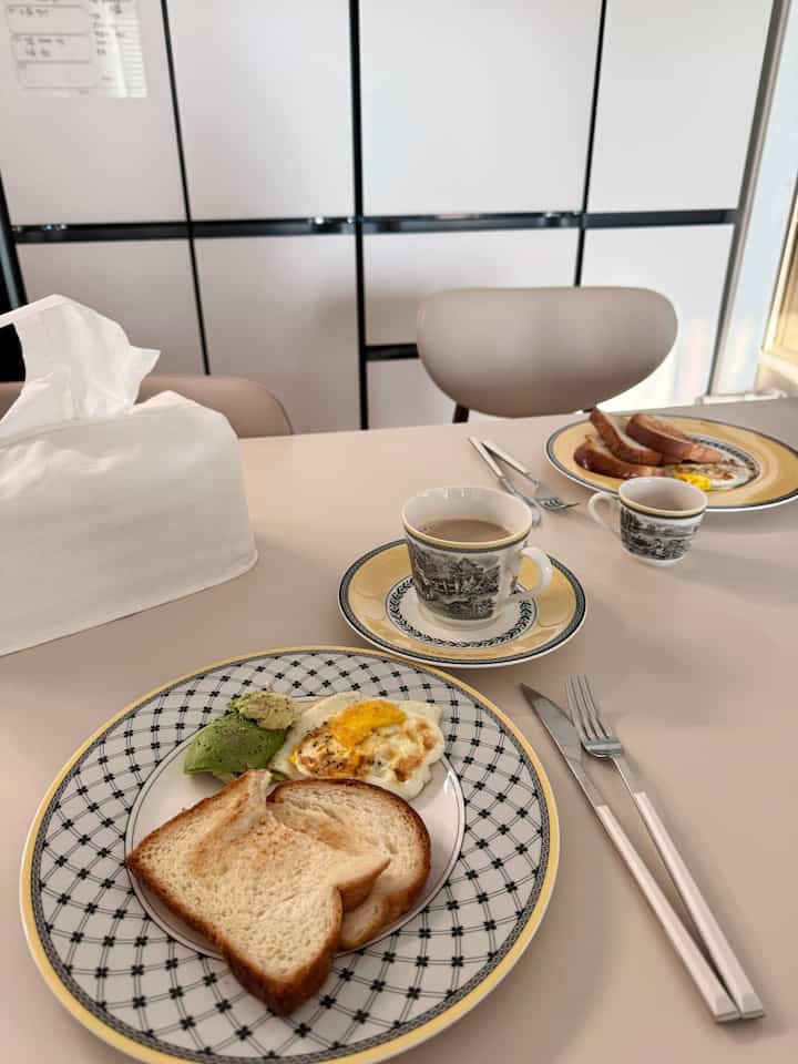子供の本格的な冬休みが始まりになりました。 

学校に行かないのでゆったりと一緒に朝を食べました。
子供はアボカドが好きではないので、私だけがおいしく食べますよ🙂
長い休暇をどう仲良く過ごすべきか考えが多い朝ですが、
一度きれいな器に盛り、気持ちよく食事をしました。 💛✨

2ヶ月を賢くうまく克服できることを願っています🙏🏻

＃コンスープ記録集 
＃ビレロイアンボッハウーデン＃朝食テーブル＃キッチン 
