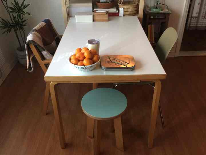 木目調と白が調和したダイニングスペース、ミニマルでナチュラルな雰囲気のインテリア