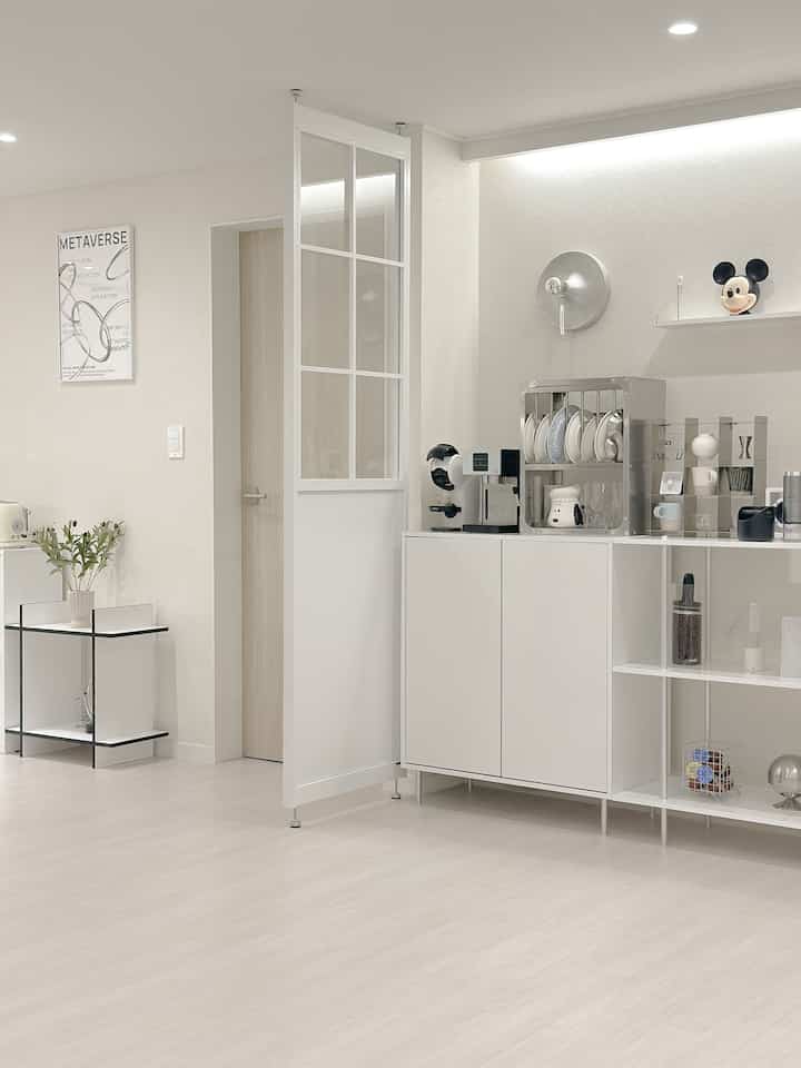 #예쁜템최고야 #콘수프기록집

Glass partition next to my home cafe
It's heavy, but it's pretty ➿🤍
The "Ogre 2-tier shelf" next to the partition wall
is highly recommended for those who love white and black interiors 🤍
It looks really pretty with a vase on the shelf.

#2-tier shelf #오그레 #홈카페 #홈카페존 #홈카페꾸미기 #유리파티션 #가벽 #파티션 #화이트인테리어 #복도꾸미기 #복도인테리어 #키친랙 #컵보드 #컵선반 #맞팔 #소통