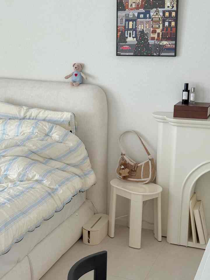 #FTC20기이야기 #FTC기록 #오늘의우리집

Ruang ini, yang dipenuhi dengan gaya pribadi saya, adalah kamar tidur kami. 🛌

Sudah sebulan sejak kami pindah ke rumah baru kami.

Rasanya masih kosong (menurut standar saya), tetapi saya suka betapa bersihnya ruangan ini.

Saya ingin ruangan ini terasa nyaman dan hangat, jadi saya menatanya dengan sebagian besar furnitur berwarna krem.

Saya akan menambahkan beberapa barang kecil yang lucu,
dan saya akan mendekorasinya dengan barang-barang yang lebih berwarna. ❤︎

Saya rasa saya lebih menyukainya karena ruangan ini termasuk furnitur yang sudah saya miliki selama lima tahun terakhir!

Saya juga memasang lampu kertas, barang wajib bagi para dekorator rumah saat ini. Saya menggunakannya sebagai hiasan gantung interior alih-alih lampu. Efek gantungnya juga luar biasa. 🕊️🤍

Saya perlu membuat ruangan ini lebih bersih dan cantik. ⁺⊹ ﾟ.⋆

𖤐 
#FTC20th #콘수프기록집 #집스타그램 #오늘의집 #집꾸미기 #신혼집인테리어 #침실인테리어 #신혼부부 #맞팔 #소통 #구축아파트인테리어 #페이퍼조명 #한지조명 #침실스타일링 #홈스타일링 #인테리어소품 

