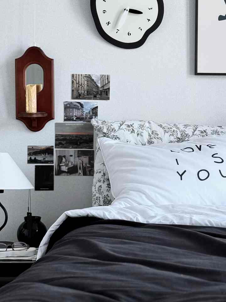 🛌布団の外は危険ですか？
ベッドの上で過ごす時間が多くなる言い訳を寝室の雰囲気がとても気に入ってと書いてみますｗｗｗ

ホワイトとブラックの組み合わせはやはり失敗せず、朝の日差しが入ってくるとふとん整理された姿を見れば、色感のおかげなのか、一日の始まりが大いにもっと落ち着いていると思います。

特別なことをしなくても空間がくれる安定感だけで十分な今日、寝室カットカチカチ🖤🤍

＃コンスープ記録集＃四季折々の布団＃オッセルフィック＃屋内スリッパ