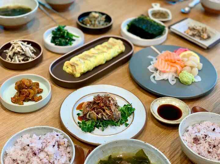 はい！休暇が始まりました〜
最もナダウン空間のキッチンで活躍する時間になりました😇

正式に休む前からインフルエンザ診断で自己休暇を始めたが、一応は船から心強く満たしてから長い長い休暇をどう過ごすか考えてみようよ～一度も感謝しておいしく食べます🤣

今日は一日もホワイト！

#コンスープ記録集 #콘수프기록 #나다운공간 #오홈스토랑 #아침밥 #아침밥상 #아침메뉴 #아침메뉴추천 #아침식사 #화소반 
