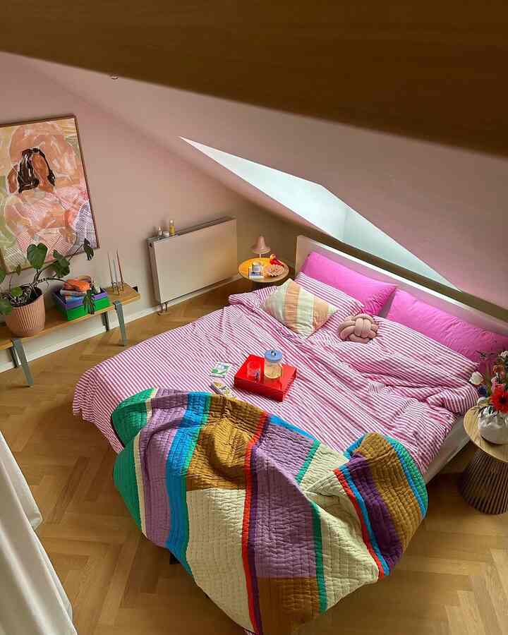 Soft pink layers, colorful quilts, and gentle morning light 🌸☀️
An attic bedroom that feels cozy and cheerful, where bold color meets everyday comfort.

Credit: @hej_sylwi

#CozyBedroom #ColorfulHome #ScandiStyle #WarmInteriors