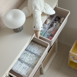 아기방 세탁하고 물품 정리하면서 들인 다이소 템들
샘키즈 사진 올렸더니 인스타 디엠으로 내부 수납함을
물어보시는 분들이 몇분 계셔서 따로 찍어봤어요.
1. 손수건은 쌓아서 보관이 편리한 투명정리함
: 접어서 손수건은 얼굴에 가장 닿는 부분이라
캡 있는 형태로 보관해뒀어요. 
조금 귀찮지만 먼지 안타게 해줘서 추천해요.
샘키즈 수납장에 3개정도 들어가는 사이즈에요.
2. 빕, 양말은 속옷정리바구니 8칸
이렇게 보관하니까 빕 디자인 찾기도 쉽고
샘키즈 기준 2개가 들어가는 사이즈에요.
2단으로 쌓을 수 있는 높이라서 4개까지 넣을 순 있어요.
3. 옷이나 천기저귀, 방수매트는 팬트리바구니 3호
천기저귀 5장이 한 통에 들어가는 사이즈
방수매트는 신생아침대 사이즈2개랑 큰 매트 1개정도
들어가는 사이즈에요.
이렇게 칸막이 정리해두니까 보기도 깔끔하고
서랍 안에서 많이 움직이지 않아서 추천드려요.
#콘수프기록집 #살림살이 #다이소수납함 #다이소꿀템 #아기방꾸미기 #한샘샘키즈 #샘키즈수납장 #아기용품 #다이소수납템 