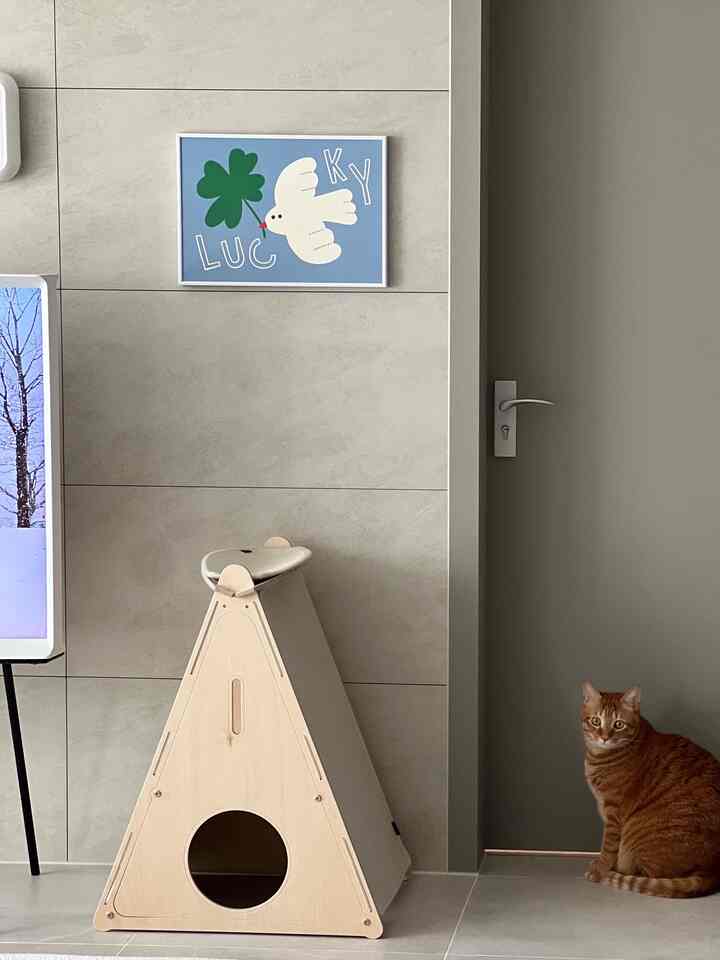 ベージュとグレーのトーンの子供部屋風空間、キャットハウスとポスターが配置された自然な雰囲気のインテリア