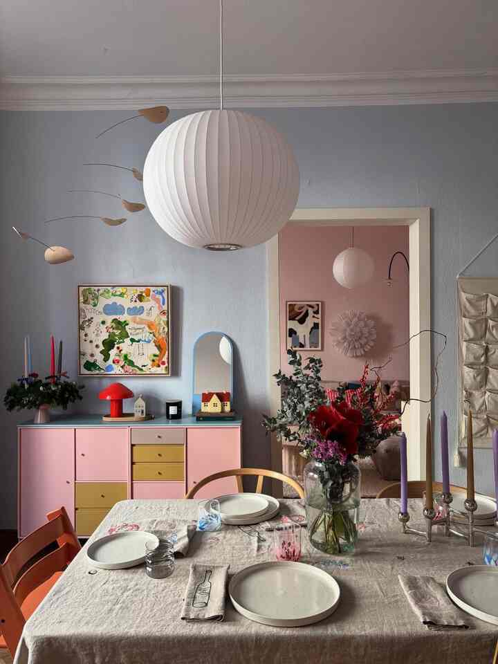 Soft colors, gentle light, and a table set for everyday moments💕
A calm space where design meets daily life.

Credit:@hej_colourful.home

#interiorinspo #pastelinterior #cozyhome
#dailyliving #homedecor #tablesetting
#softtones #calmspaces