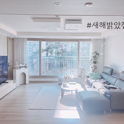 #새해밝았집
햇살 가득한 거실에서 꾸미지 않아도, 애쓰지 않아도 빛이 스스로 분위기를 만들어줘요. 
트리를 정리하고 나니 집도 한결 가벼워진 기분, 계절을 잘 보내고 나면 이렇게 다시 일상으로 돌아오는 시간도 좋더라고요.
새해에는 조금 더 나를 아끼는 마음으로 무엇보다 건강을 잘 챙기며 지내보려 해요. 천천히, 하지만 단단하게요. ✨
#거실 #거실인테리어  #자코모 #리바트 #리바트로에프원형테이블 #로에프원형테이블 #부클레1인용체어 #부클레 #체어 #몽블랑 #부클레체어 #부클레의자 #자코모소파 #인테리어 #모빌 #홍콩야자 #통창뷰 #러그인테리어 #거실꾸미기 #거실소품 #커튼인테리어 #화이트인테리어 #홈스타일링