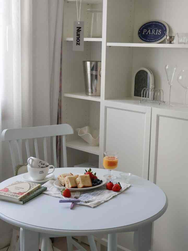 明るいホワイトトーンのフレンチカントリー風おうちカフェ、丸テーブルにサンドイッチとカトラリーが整った雰囲気のあるブランチ空間