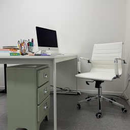 👩🏽‍💻 가볍고 가성비 좋은 #학원인테리어 
선생님들 학원 책상과 의자를 전면 교체하기!
사용하다가 버리기 너무 힘들지 않고
가격도 너무 비싸지 않으면서, 분위기도 산뜻하게
💁🏽‍♀️ 서랍장, 가볍고 쉽게 이동이 가능하고 예쁜컬러
서랍장은 너무 무거우면 이동이 불편하기 때문에
가볍고 이동이 편하게 되어있는 소재로 제작된
그리고 아이들이 오는 공간이기 때문에 블랙보다는
산뜻한 컬러감으로 포인트를 주는 #서랍장 #수납장
💁🏽‍♀️ 책상, 상판의 크기가 세로로도 여유가 있는 책상
아이들을 한명씩 불러서 확인하다보면 공간이 부족한데
이 점을 고려해서 상판의 세로길이도 폭이 넓은 제품으로
고려하여 선택! 생각보다 선생님들 책상공간 여유가
필요해요! #책상 #책상인테리어 #학원리모델링
 💁🏽‍♀️ 의자, 바퀴가 돌아가는데 비싸지 않은, 돌돌이 의자
전 의자는 바퀴도없고, 쿠션도 없는 의자라 좀 불편했는데
이번 이 의자는 가격도 합리적이고 색감도 좋습니다.
다만, #조립식의자 이기 때문에 스스로 해야하는 점이
조금 번거롭지만, 전 진짜 만족합니다!
#학원 #학생방 #학생방인테리어 #학원강의실인테리어
#학원선생님책상 #학원책상 #원장책상 #책상추천
#수납장추천 #서랍장추천 #의자추천 #의자인테리어 