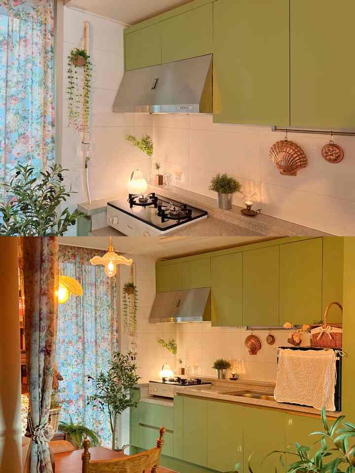 ナチュラルな緑色調のキッチン、シンクとガスレンジがあり、植物と暖かい照明が配置された落ち着いた空間