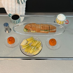 알록달록 귀여운 브런치 타임 ☕️🥪🍎🌿
#예쁜템최고야 #콘수프기록 #유리테이블 #접시 #디저트 #알레시 #브런치 #brunch #홈카페 #샌드위치 #플레이팅 #커피잔 
