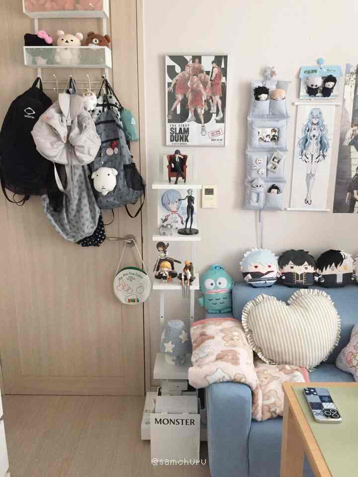 白と青のトーンの狭い一人暮らしの部屋、壁収納とぬいぐるみコレクションが配置された印象的な空間