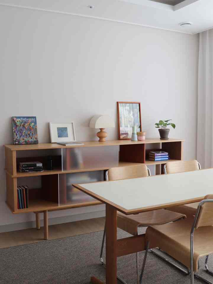 リビングルームにダイニングテーブルがありますか？我が家の構造、思ったよりきれいです🏠✨

こんにちは、町屋です🤍

新しく引っ越した私の家はリビングに食卓を置く仕組みで雰囲気をつかんでみました🫢

無理だが快適で、長く見ても飽きない家
一日の終わりに戻ったときに息が楽になるような空間を作りたかったです。

こんな暖かくて穏やかな感じが好きなら、私たちの家が役に立つと思います🏠✨

#ナチュラルインテリア #ホワイトインテリア #ウッドインテリア
＃暖かい家＃ミニマルライフ＃ミニマルインテリア＃リビングスタイル
＃余白の意味＃感性インテリア＃落ち着いた家
＃ホワイト家具＃ウディク家具
＃リビングルームにダイニングテーブル＃リビングルームダイニングテーブル＃ダイニングテーブルリビングルーム＃私たちの家フォトゾーン
＃感性照明＃ムードライト＃ウッド小道具＃リビングインテリア＃感性集＃家の準備＃暖かいトーン＃きれいな家
#ミニマルデコ #生活空間