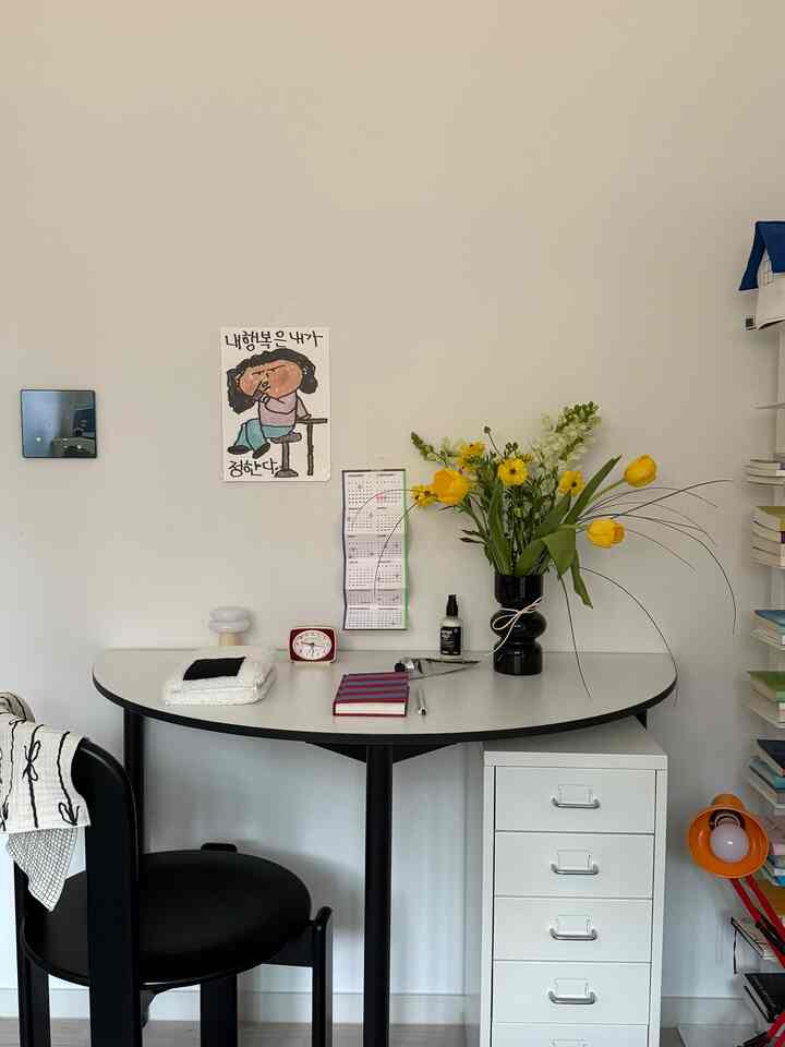 January seems to go by so quickly.
It was so cold over the weekend, but it warmed up a little today. 🤍 Fighting for Monday!

#SmallRoom #테이블 #테이블추천 #이케아 #조명
#LightingRecommendation #일광전구 #전구 #화병 #탁상시계

#Diary #오늘의집 #오집 #인테리어 #오늘의나의집
#CornSoupRecord