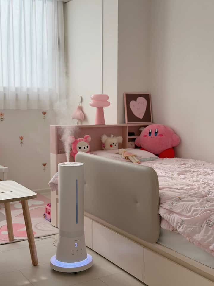 最近、たらみ部屋で熱日中の加湿器ㅎㅎㅎ
1段階でだけオンにしても部屋の中の空気がとてもしっとりとなりました！
ダラミは私に似ていて、鼻炎がひどいですが、最近鼻を引いたときに血も出ません。
朝起きると、はるかにコーランの首が楽になったようで幸いです:)

加熱式加湿器が湿度に直パンであることは知っていたが
子供たちに危険なのか簡単に挑戦できませんでした。
この製品は複合式加湿器なので噴霧温度が熱くなく、 
バケツロック機能もあり、畳の部屋に置くこともできました。  #에어메이드 #가습기 #육아일상 #아이방꾸미기 #아이방인테리어 #핑크인테리어 #작은방꾸미기 #육아템 #소통 #맞팔 